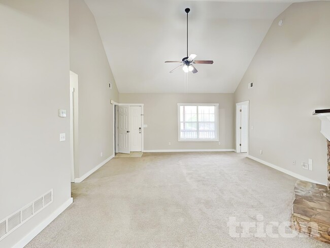 1048 Whispering Woods Dr in Canton, GA - Foto de edificio - Building Photo