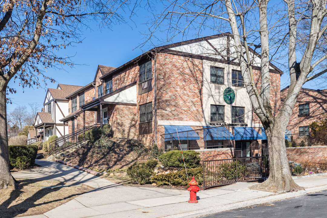 Roslyn Plaza Gardens in Roslyn Heights, NY - Building Photo