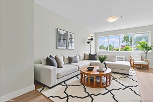 135 Gold Star Hwy in Groton, CT - Building Photo