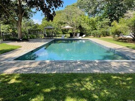 8 Coolidge Ln in East Quogue, NY - Building Photo