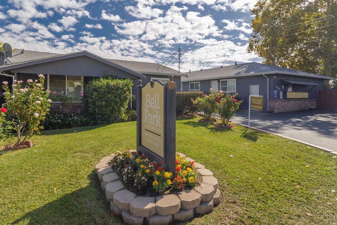 Bell Park Apartments in Sacramento, CA - Foto de edificio