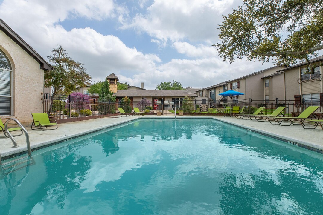 Toscana Apartments in Bedford, TX - Foto de edificio