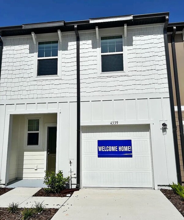 4339 Banjo Lake Rd in Land O Lakes, FL - Foto de edificio