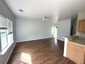 1512 S Medina St in Lockhart, TX - Building Photo - Building Photo