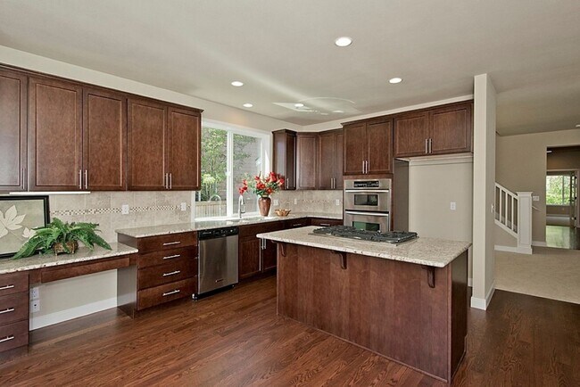 2106 263rd Ln SE in Sammamish, WA - Foto de edificio - Building Photo
