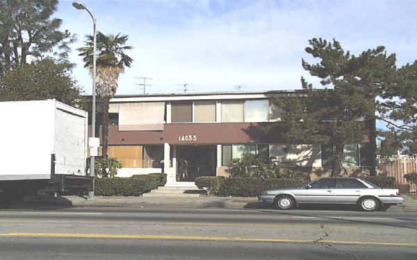 14033 Sherman Way in Van Nuys, CA - Foto de edificio - Building Photo