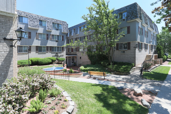 Carriage Court in Milwaukee, WI - Foto de edificio - Building Photo