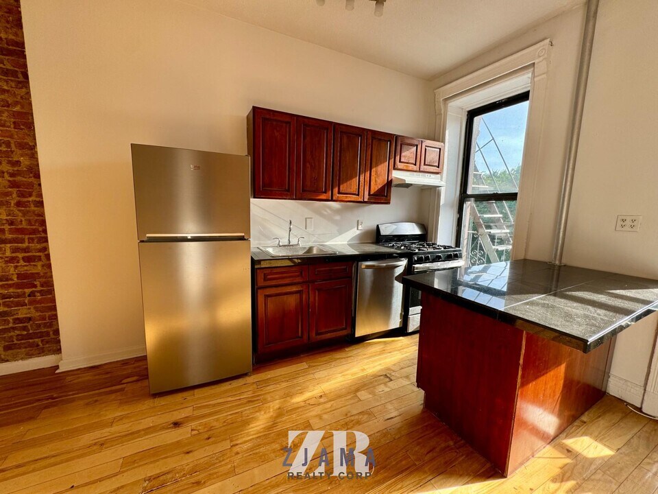 1047 Bedford Ave in Brooklyn, NY - Building Photo