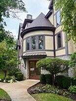 695 Roger Williams Ave, Unit 101 in Highland Park, IL - Building Photo