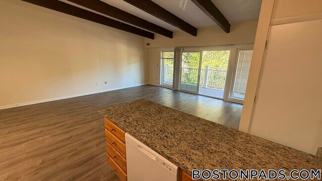 2 Westgate Dr in Woburn, MA - Building Photo - Building Photo