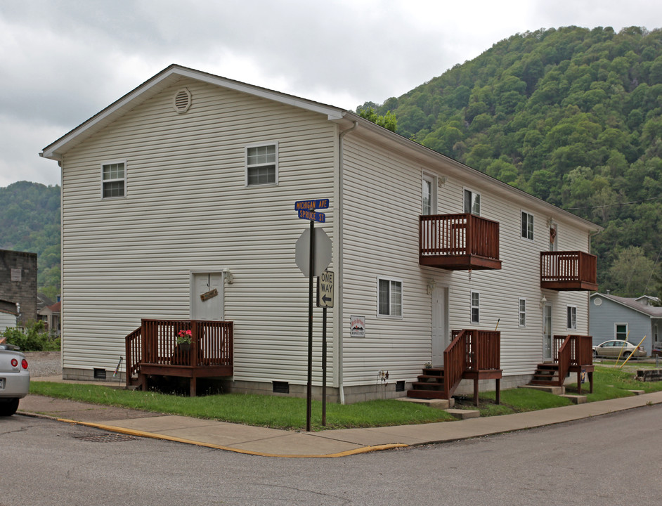 20 Spruce St in Montgomery, WV - Building Photo