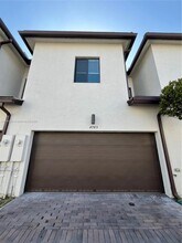 4745 NW 83rd Pkwy in Doral, FL - Building Photo - Building Photo