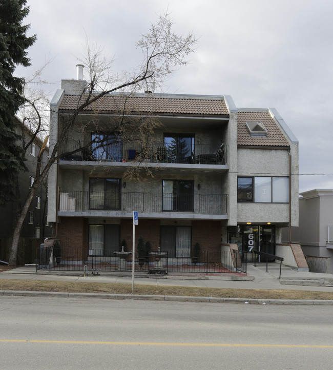 1607 26th Ave SW in Calgary, AB - Building Photo - Building Photo