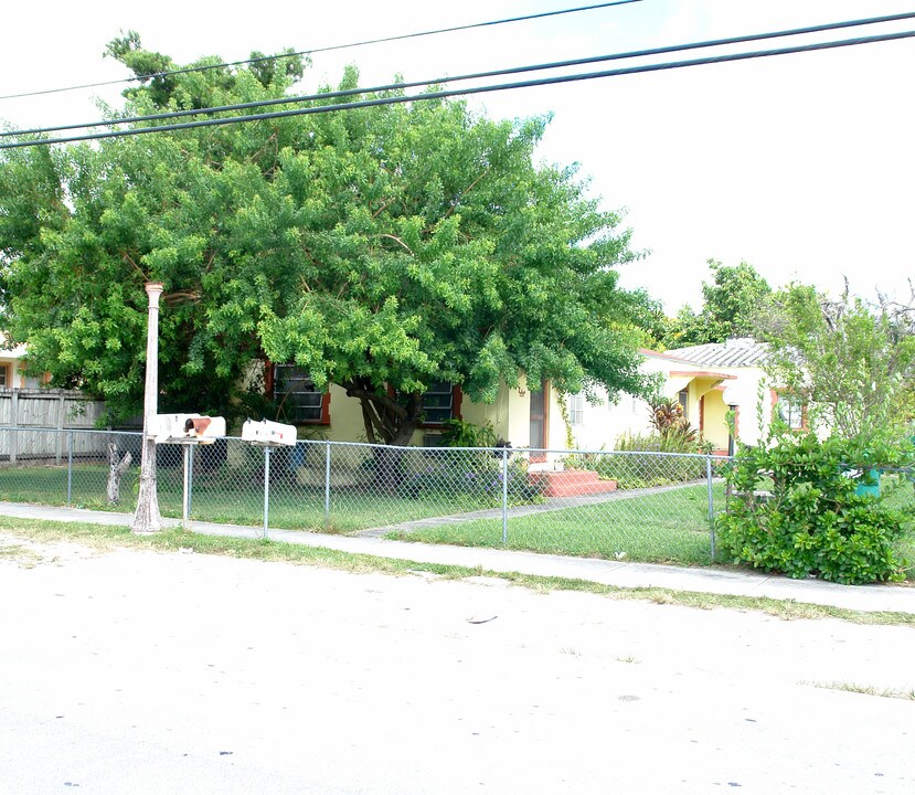 1221 NE 110th Ter in Miami, FL - Foto de edificio