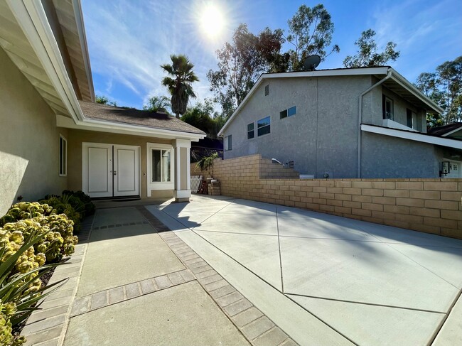 21122 Wheaton Terrace in Lake Forest, CA - Foto de edificio - Building Photo