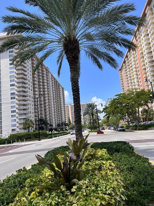 251 174th St, Unit 1716 in Sunny Isles Beach, FL - Foto de edificio - Building Photo