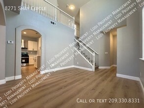 8271 Shay Cir in Stockton, CA - Foto de edificio - Building Photo