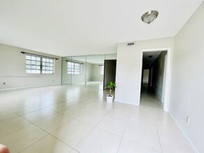 5099 Ponce de Leon in Coral Gables, FL - Building Photo - Building Photo
