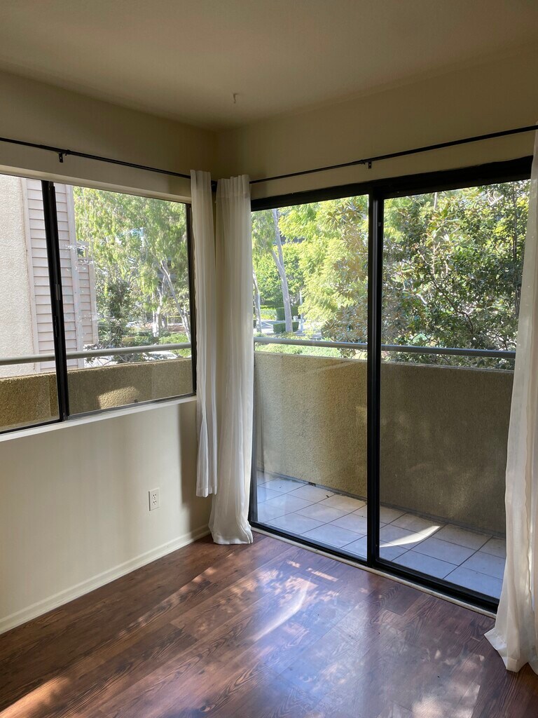 Midvale Ashton Plaza Apartments in Los Angeles, CA