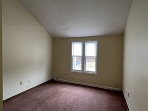 1 Adams Cir in Middleboro, MA - Foto de edificio - Building Photo