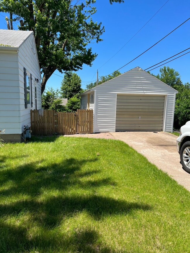 1416 W 11th St in Waterloo, IA - Building Photo - Building Photo