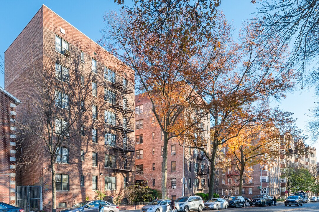 2244 Bronx Park E in Bronx, NY - Building Photo
