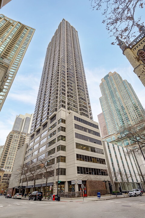 30 E Huron St, Unit 3902 in Chicago, IL - Building Photo