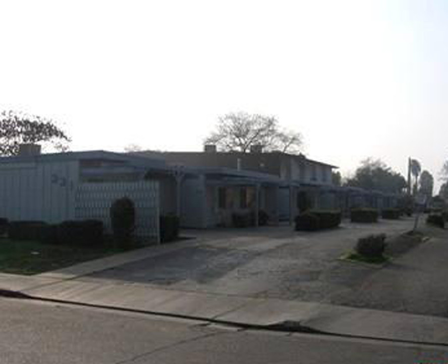 221 W Tulare Ave in Visalia, CA - Building Photo