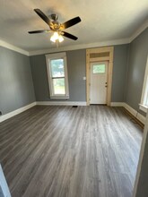 305 Locust St in Coshocton, OH - Foto de edificio - Building Photo