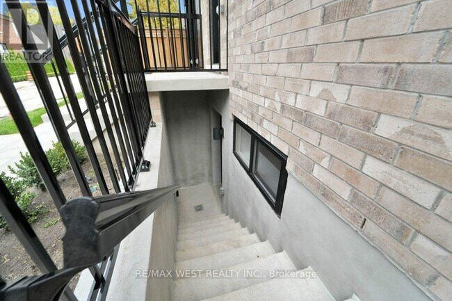 661 Winona Dr in Toronto, ON - Building Photo - Building Photo