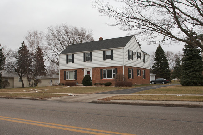 223 W Decorah Rd in West Bend, WI - Building Photo - Building Photo