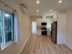 22119 San Miguel St in Woodland Hills, CA - Foto de edificio - Building Photo