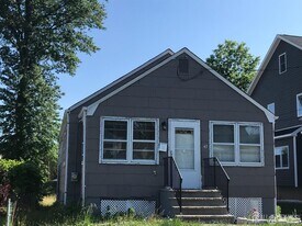 43 Wright St in Woodbridge Township, NJ - Building Photo