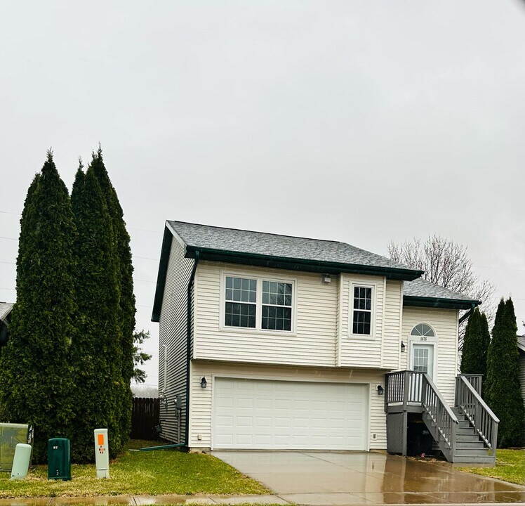 1675 Hemingway Ln in Iowa City, IA - Building Photo