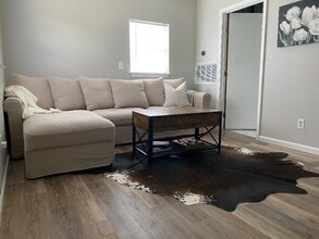 953 Co Rd 3351 in Kempner, TX - Foto de edificio - Building Photo