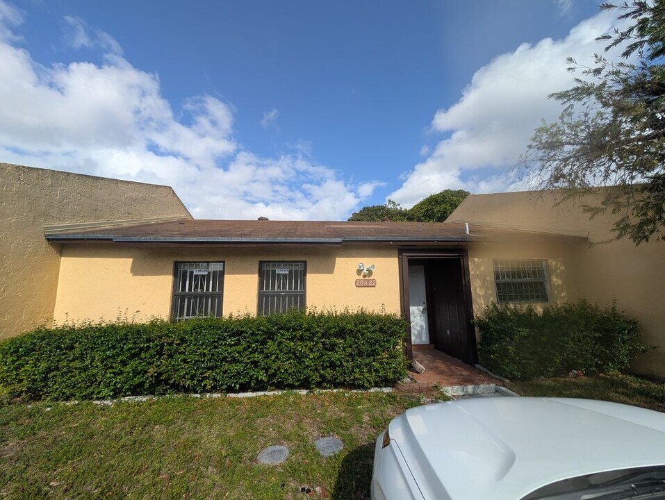 20422 NW 29th Pl in Miami Gardens, FL - Foto de edificio