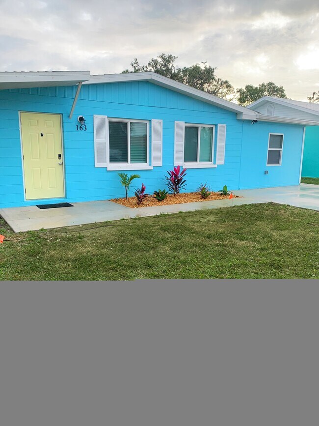 163 W Fray St, Unit B Cozy Englewood in Englewood, FL - Foto de edificio - Building Photo