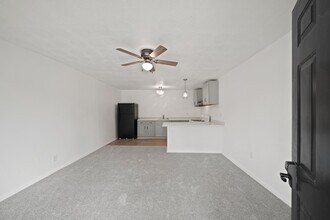 602 S 3rd St in La Porte, TX - Building Photo - Building Photo