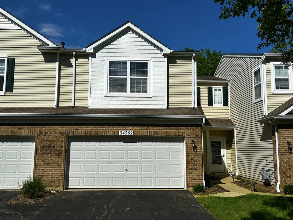 24252 Leski Ln in Plainfield, IL - Foto de edificio