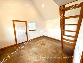 573 TX-97 in Floresville, TX - Building Photo - Building Photo