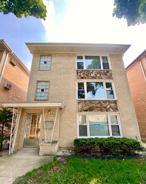 8629 W Summerdale Ave in Chicago, IL - Building Photo