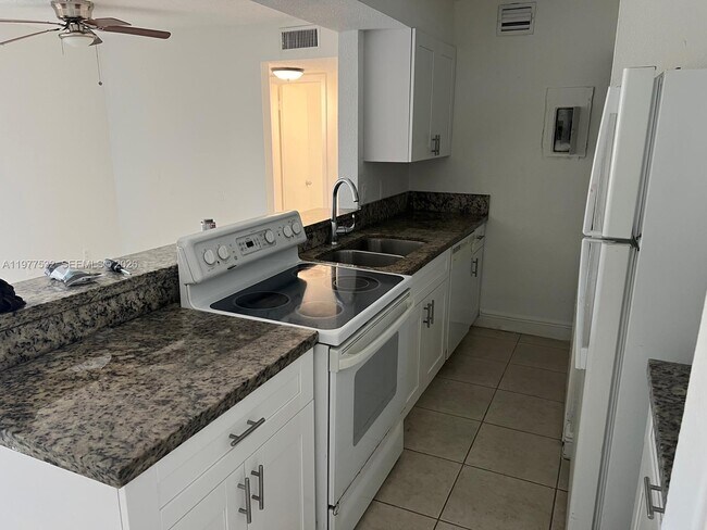 4435 Treehouse Ln in Tamarac, FL - Building Photo - Building Photo