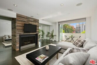 11645 Montana Ave in Los Angeles, CA - Building Photo - Building Photo