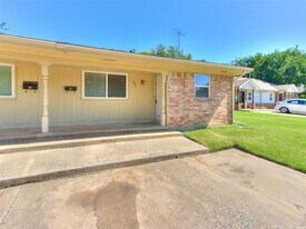 821 Russell Cir in Norman, OK - Building Photo