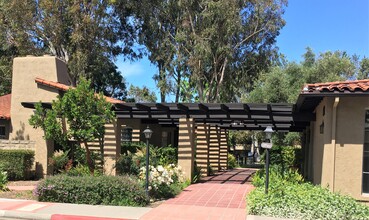 Granada Gardens Apartments in Thousand Oaks, CA - Foto de edificio - Building Photo