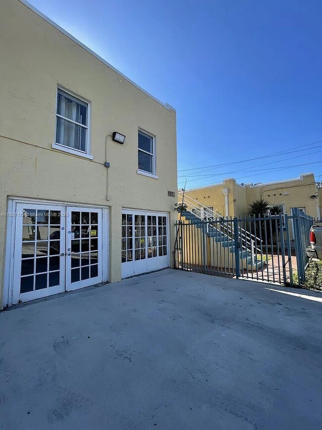 137 SE 1st Ave in Dania Beach, FL - Foto de edificio - Building Photo