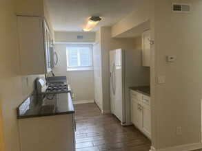 100 E Rhodes Dr in New Smyrna Beach, FL - Building Photo - Building Photo