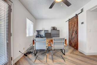 Luna Apartments in Las Vegas, NV - Building Photo - Building Photo