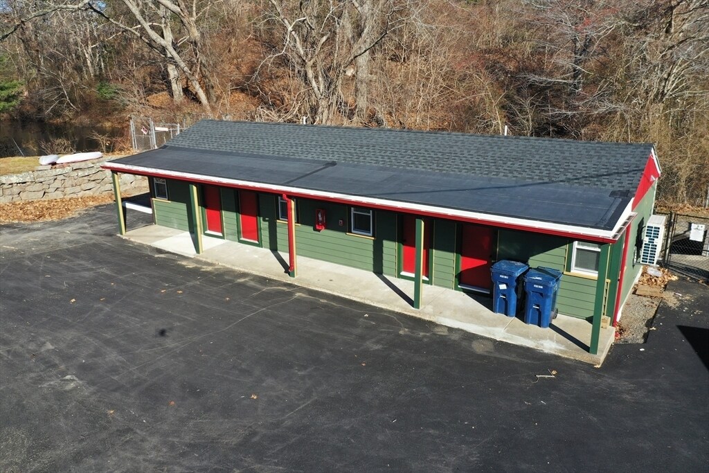 825 Scenic Hwy in Bourne, MA - Foto de edificio