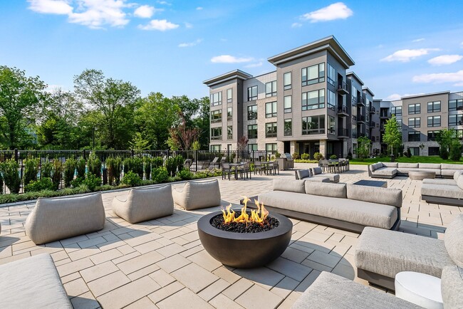 Livana East Hanover in East Hanover, NJ - Foto de edificio - Building Photo
